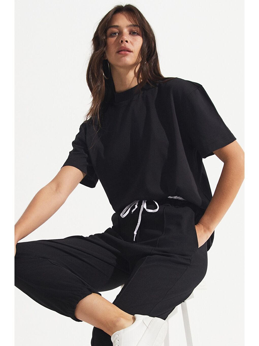 Siyah Yakasi Ribanalı Basic Tişört