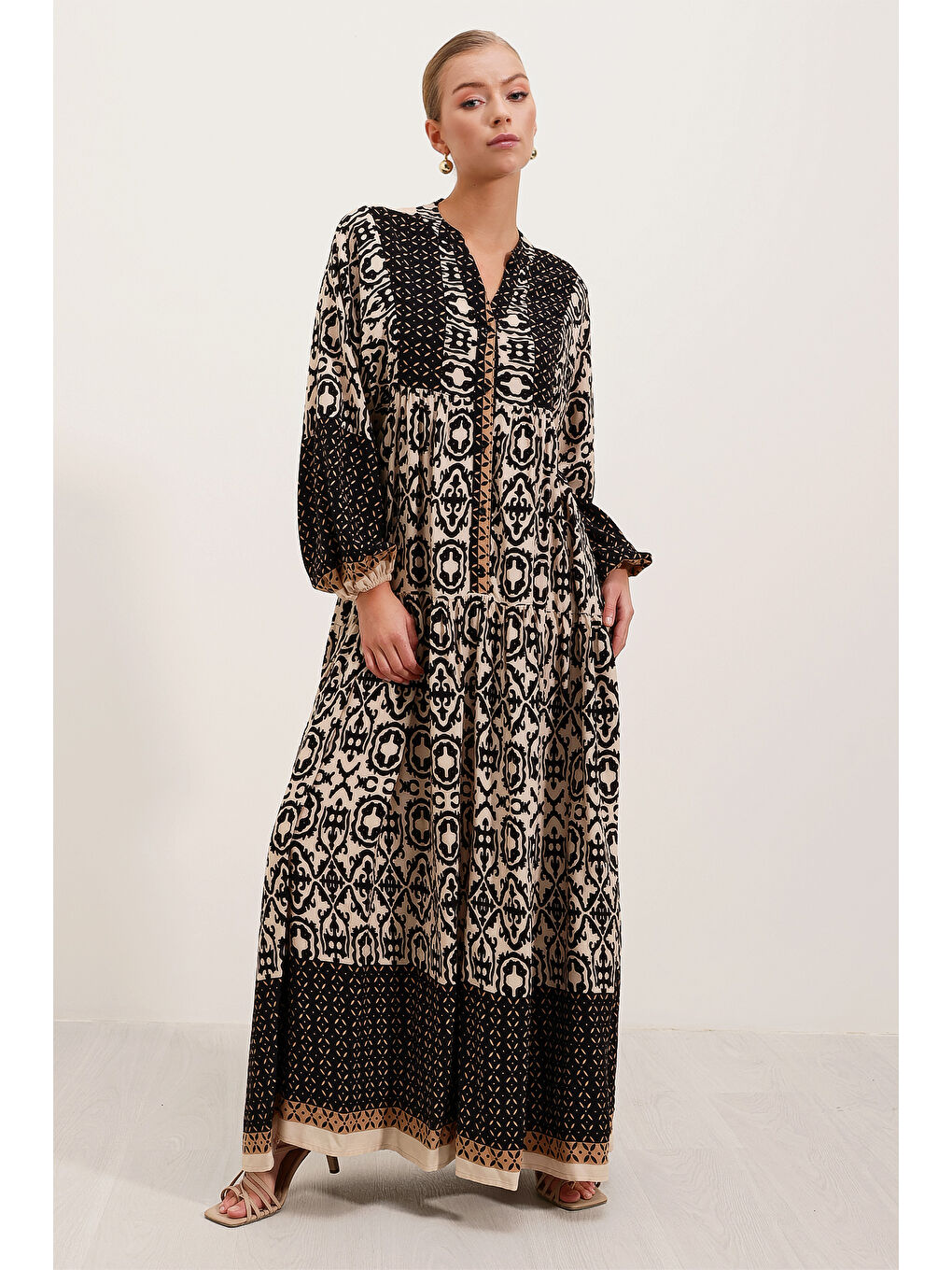 Kadın Siyah Bej Desenli Viskon Tesettür Elbise 2423