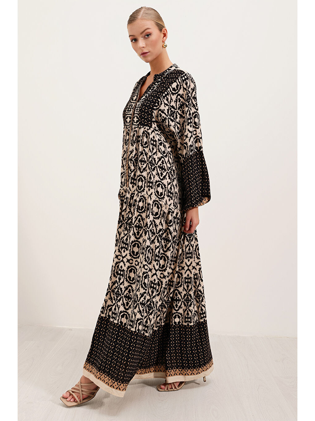 Kadın Siyah Bej Desenli Viskon Tesettür Elbise 2423-1