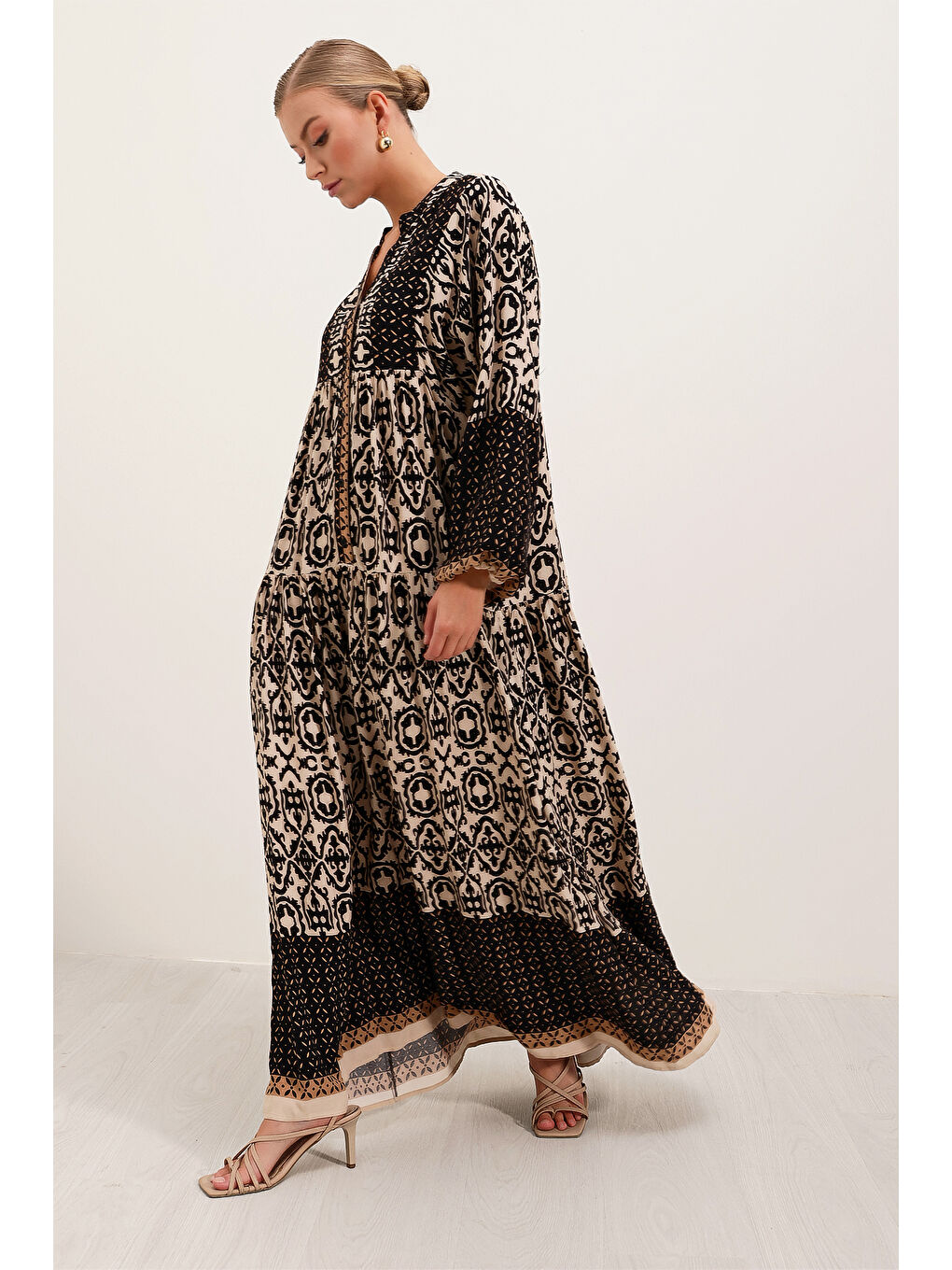 Kadın Siyah Bej Desenli Viskon Tesettür Elbise 2423-2