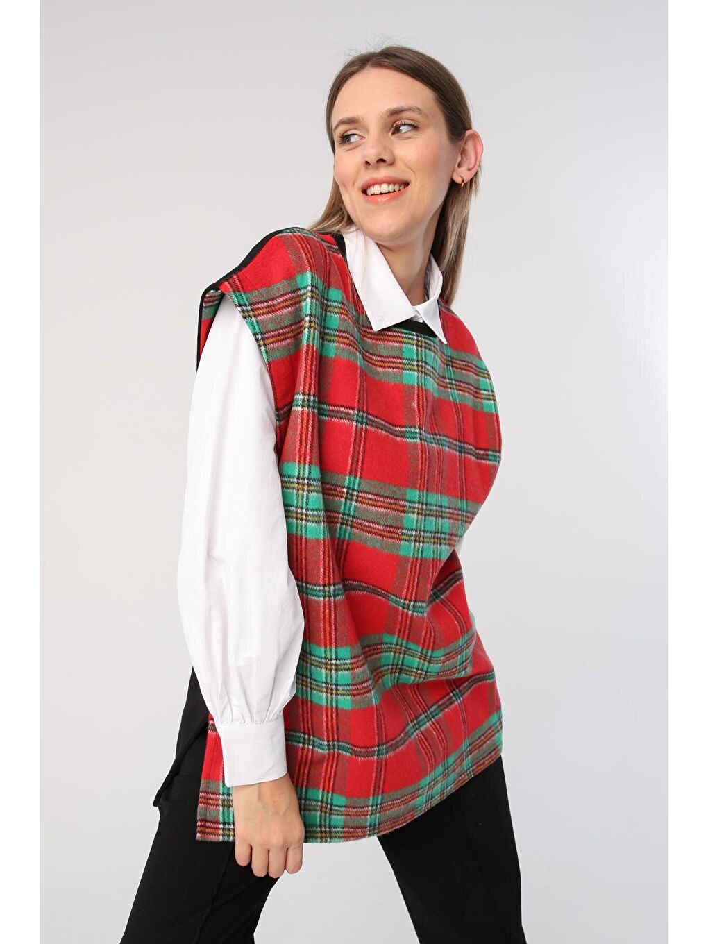 Kırmızı-Yeşil Oversize Ekose Desenli Yırtmaçlı Süveter