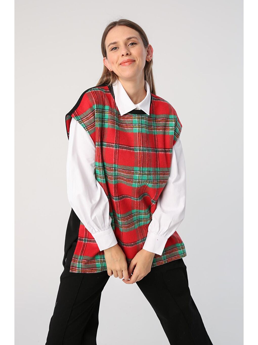 Kırmızı-Yeşil Oversize Ekose Desenli Yırtmaçlı Süveter-1