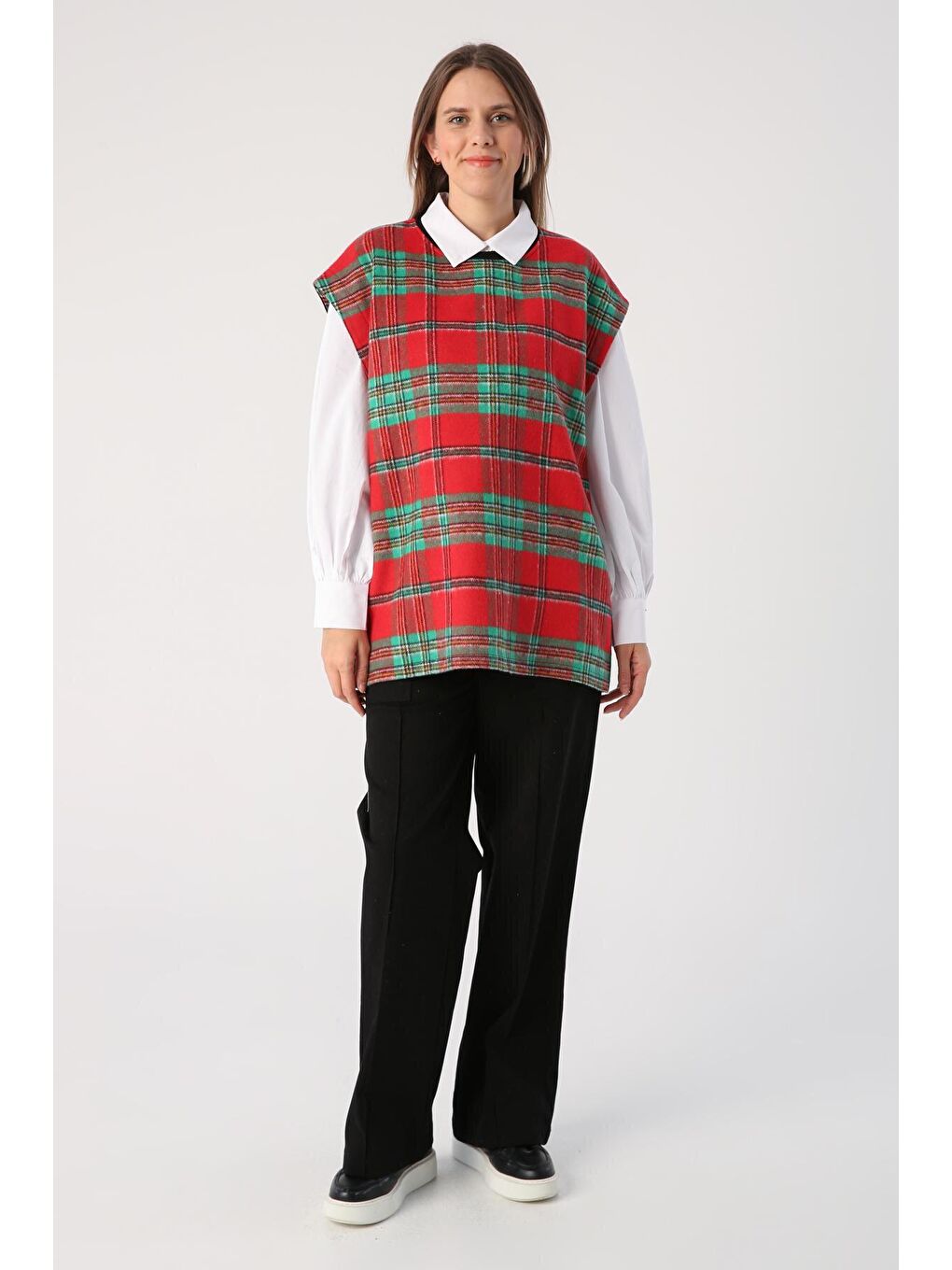 Kırmızı-Yeşil Oversize Ekose Desenli Yırtmaçlı Süveter-3