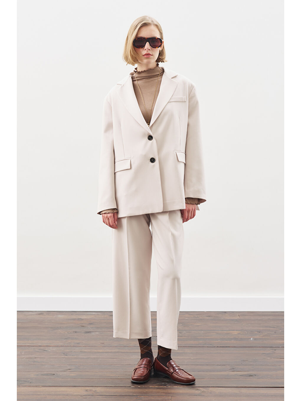 Pile Detaylı Düz Kesim Pantolon Bej-4