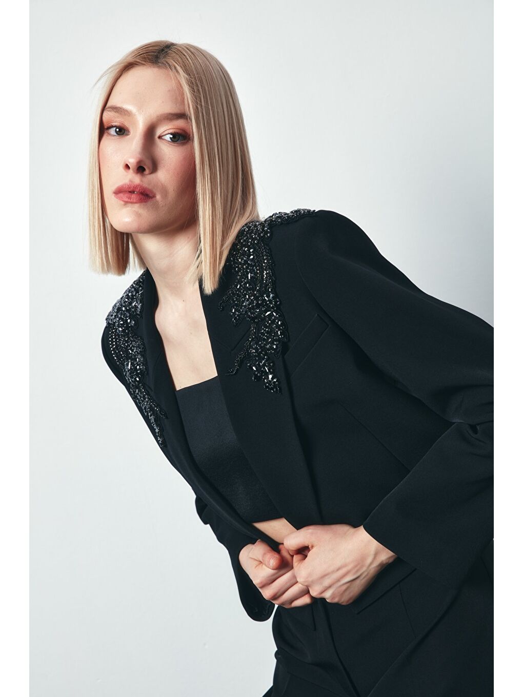 Omuz Aksesuarlı Kısa Ceket - Siyah