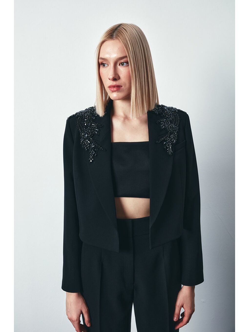 Omuz Aksesuarlı Kısa Ceket - Siyah-1