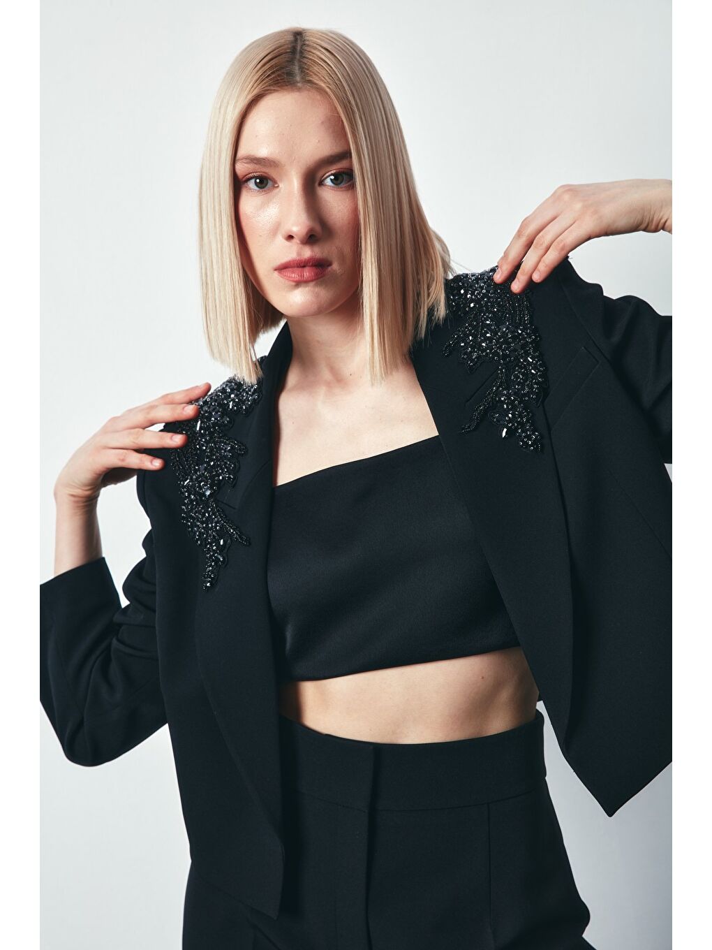 Omuz Aksesuarlı Kısa Ceket - Siyah-4