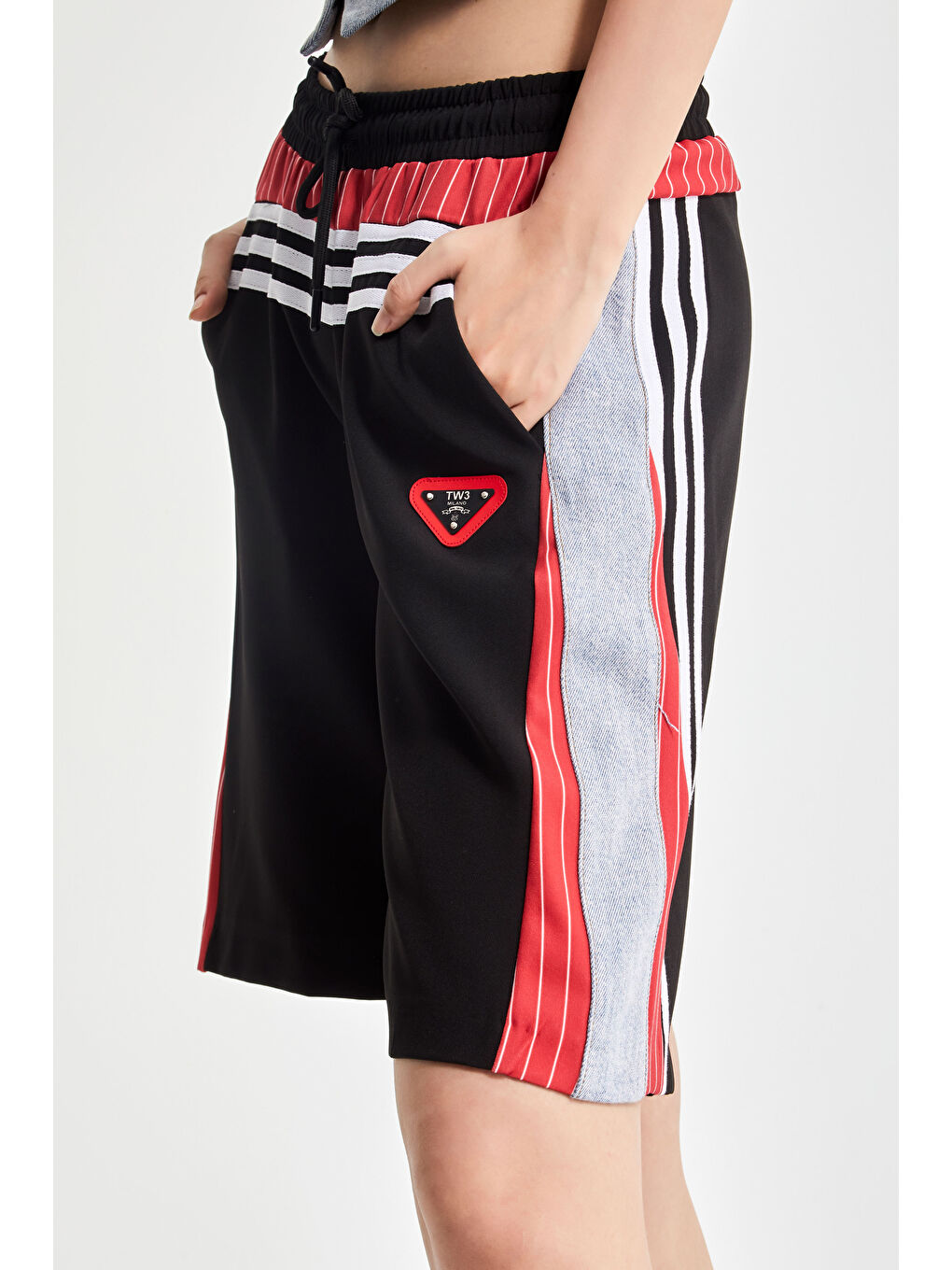 Kadın Kırmızı Renk Denim Kumaş Parçalı Maksi Boy Şerit Detaylı Tasarım Şort-1