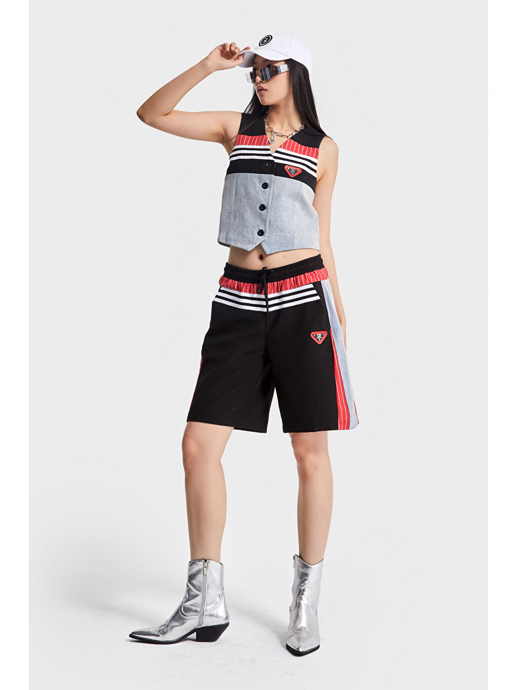 Kadın Kırmızı Renk Denim Kumaş Parçalı Maksi Boy Şerit Detaylı Tasarım Şort-2