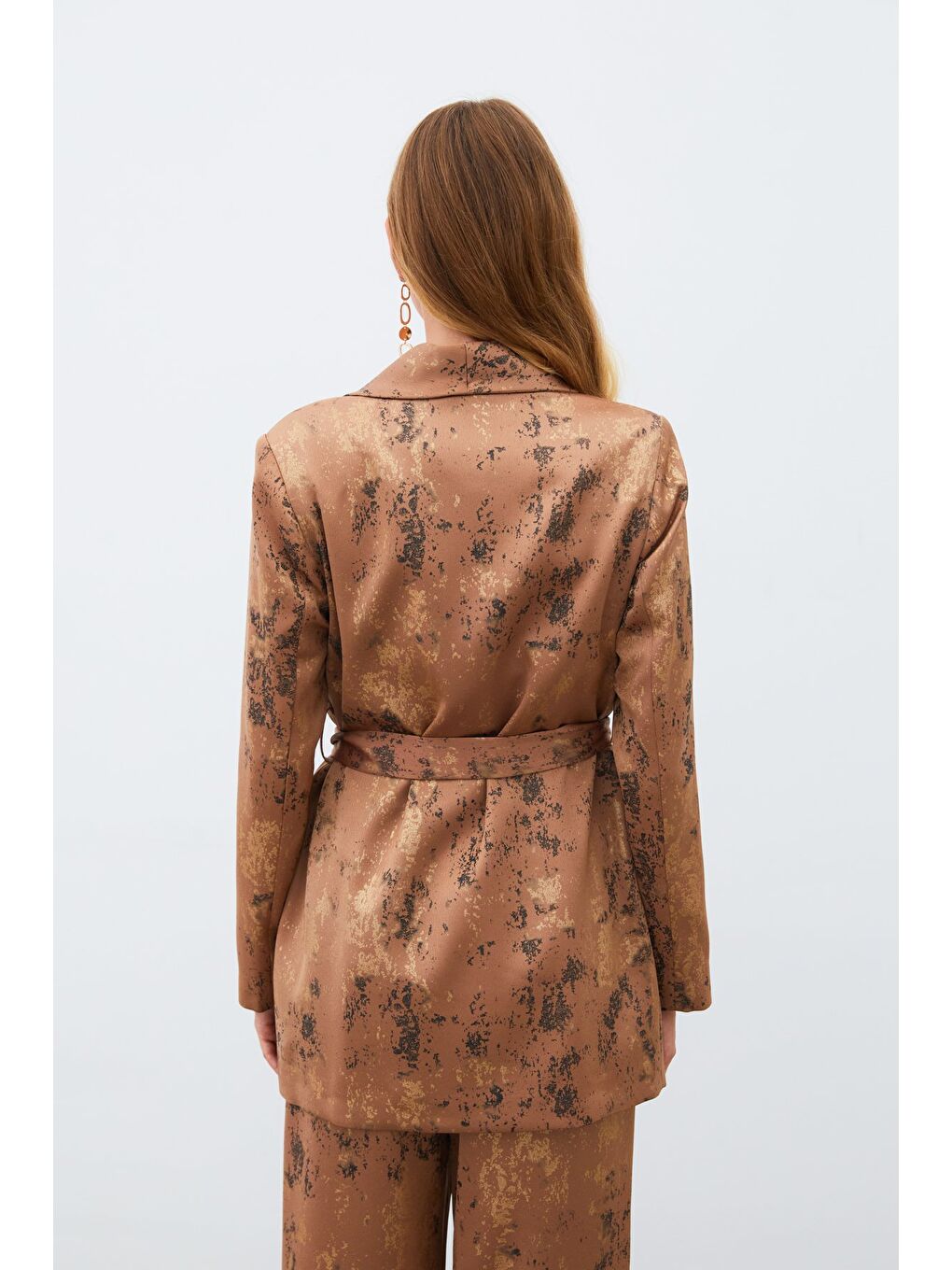 Kahverengi Parlak Desenli Kuşaklı Uzun Ceket - Kahve-1