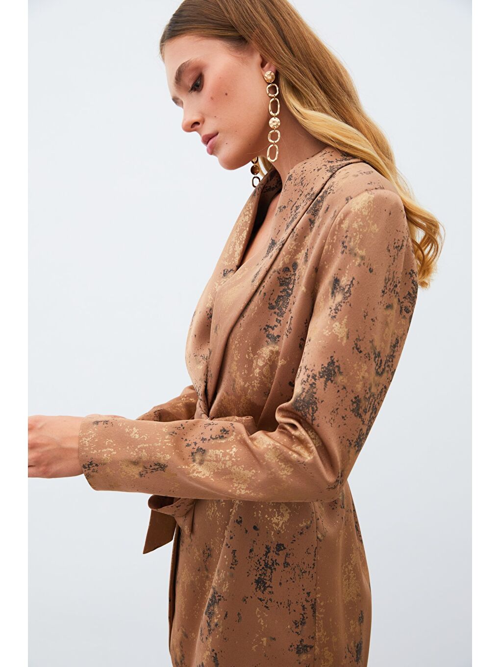 Kahverengi Parlak Desenli Kuşaklı Uzun Ceket - Kahve-2