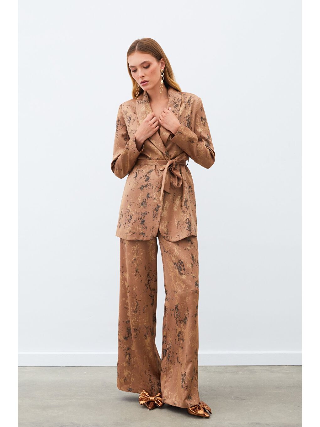 Kahverengi Parlak Desenli Kuşaklı Uzun Ceket - Kahve-3