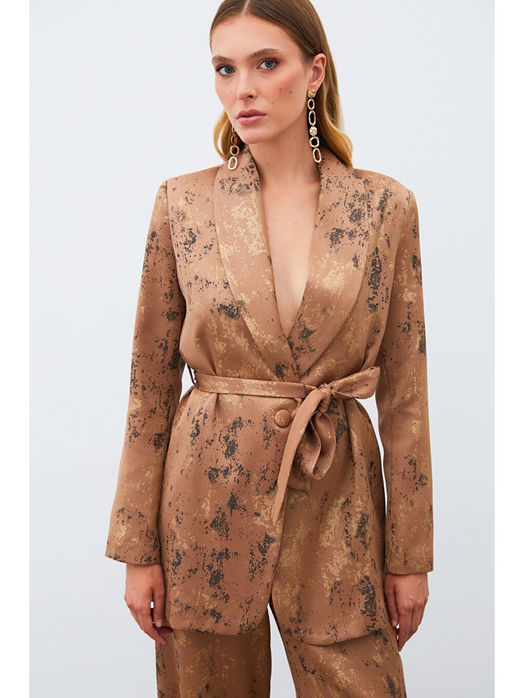 Kahverengi Parlak Desenli Kuşaklı Uzun Ceket - Kahve-4