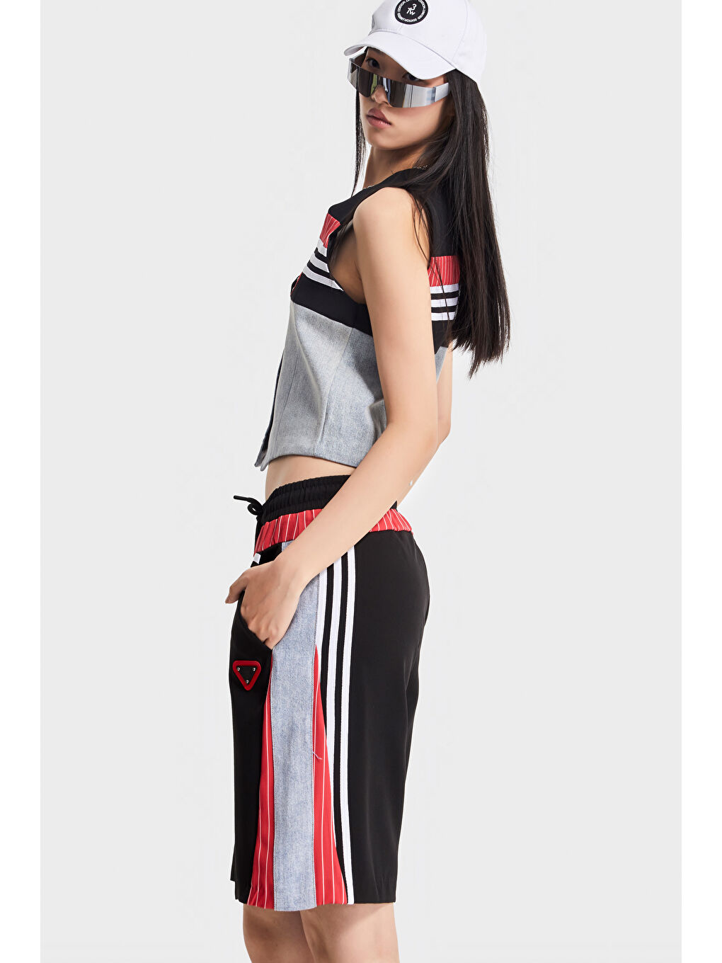 Kadın Kırmızı Renk Denim Kumaş Parçalı Maksi Boy Şerit Detaylı Tasarım Şort-4