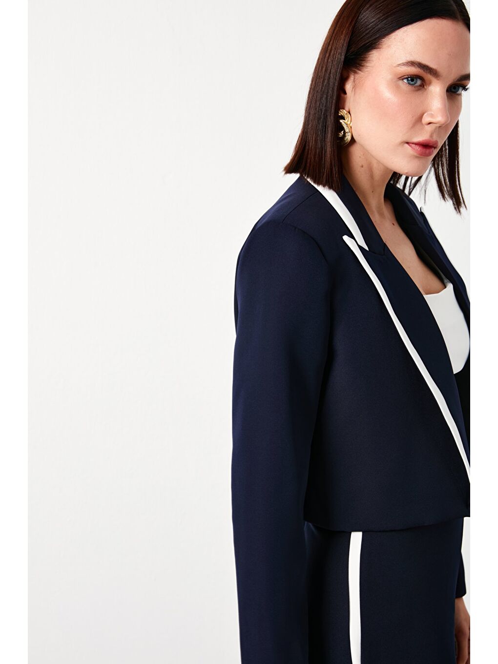 Kontrast Detaylı Kısa Ceket - Lacivert-4