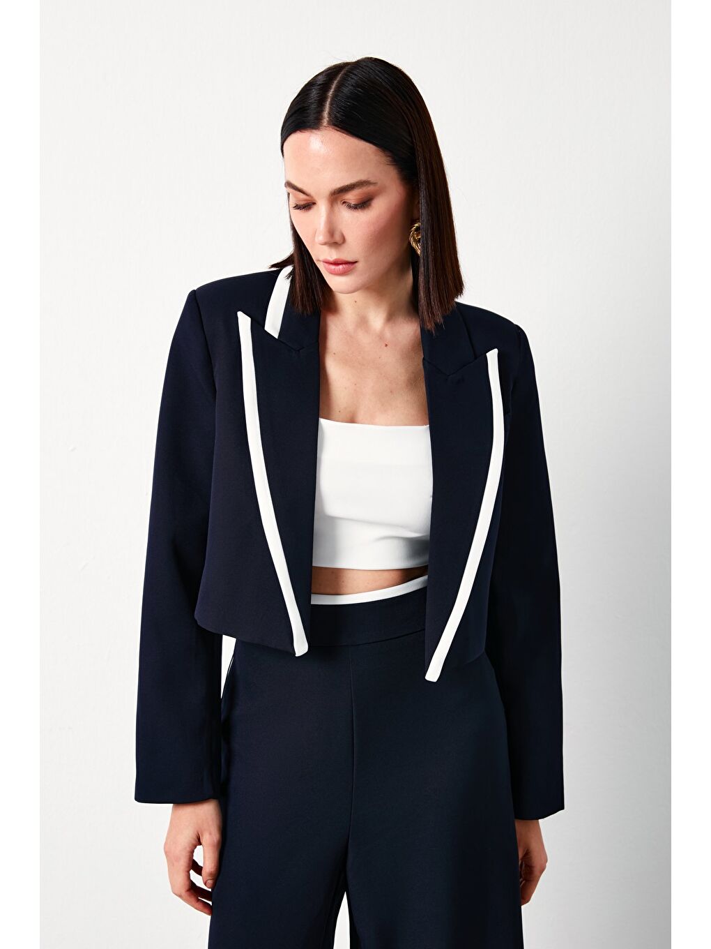 Kontrast Detaylı Kısa Ceket - Lacivert-5