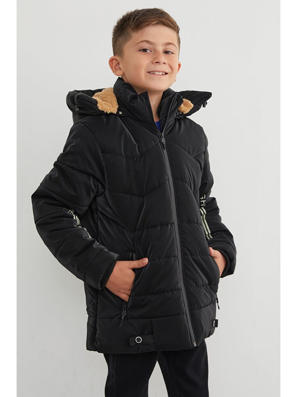 Siyah Kolu Baskılı Fermuarlı Kapüşonlu Erkek Çocuk Mont-1