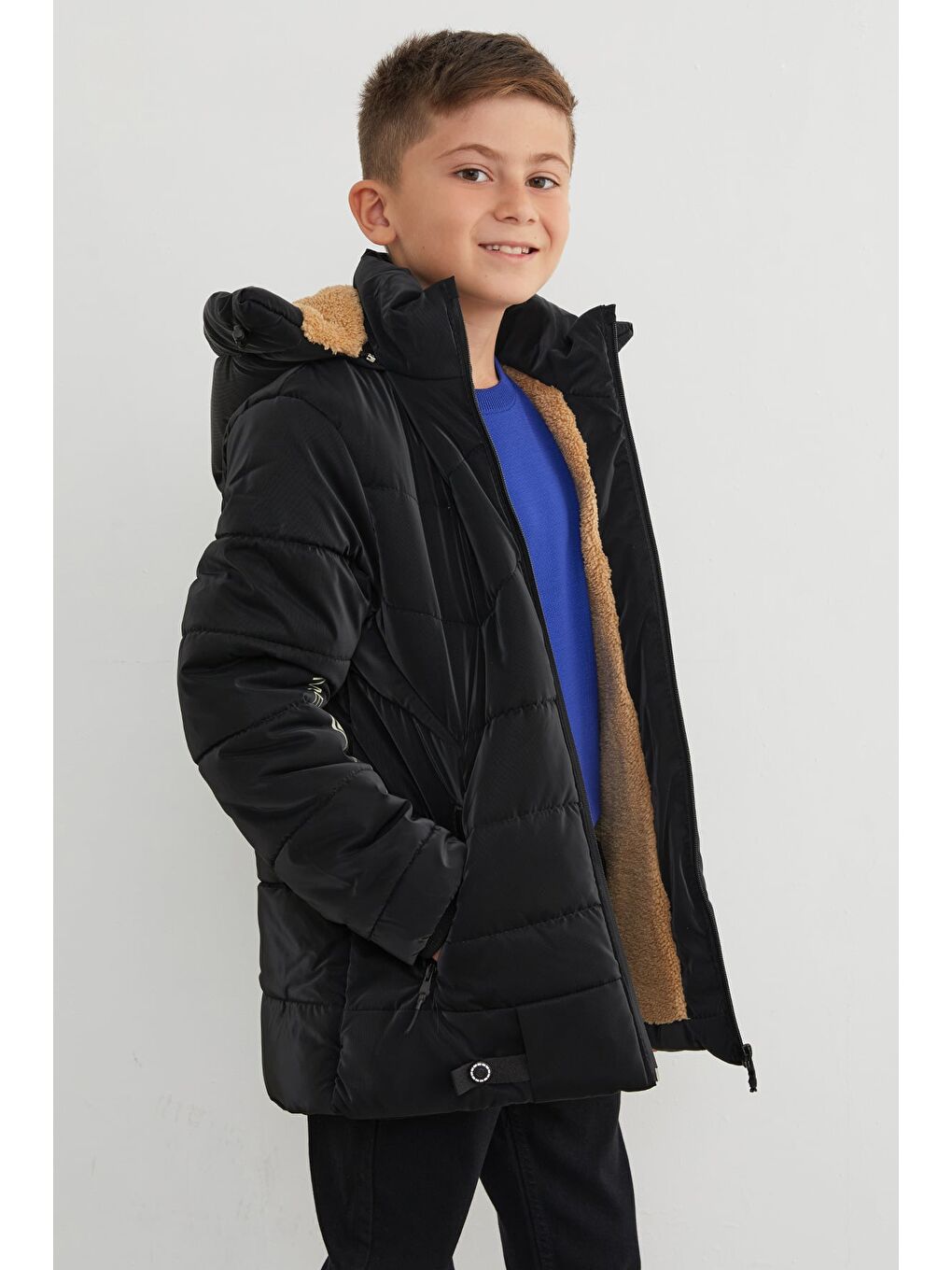 Siyah Kolu Baskılı Fermuarlı Kapüşonlu Erkek Çocuk Mont-3