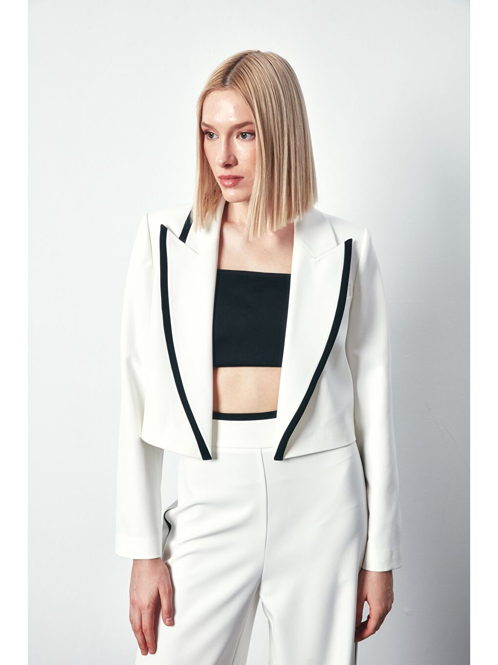 Kontrast Detaylı Kısa Ceket - Ekru
