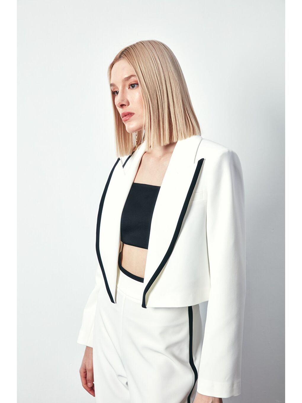 Kontrast Detaylı Kısa Ceket - Ekru-1