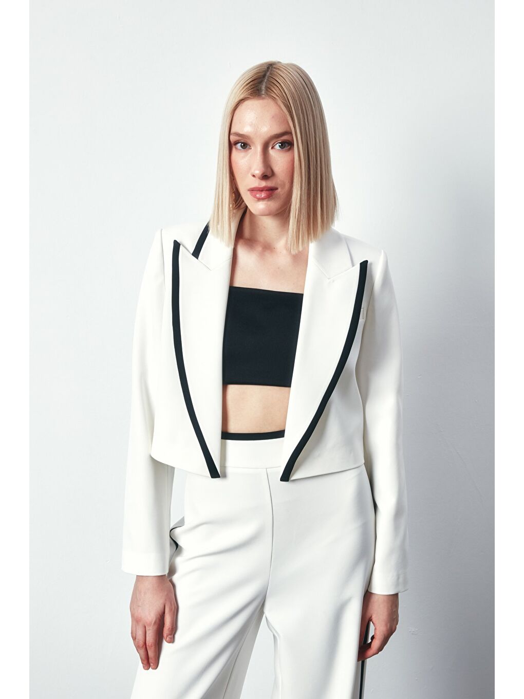 Kontrast Detaylı Kısa Ceket - Ekru-2