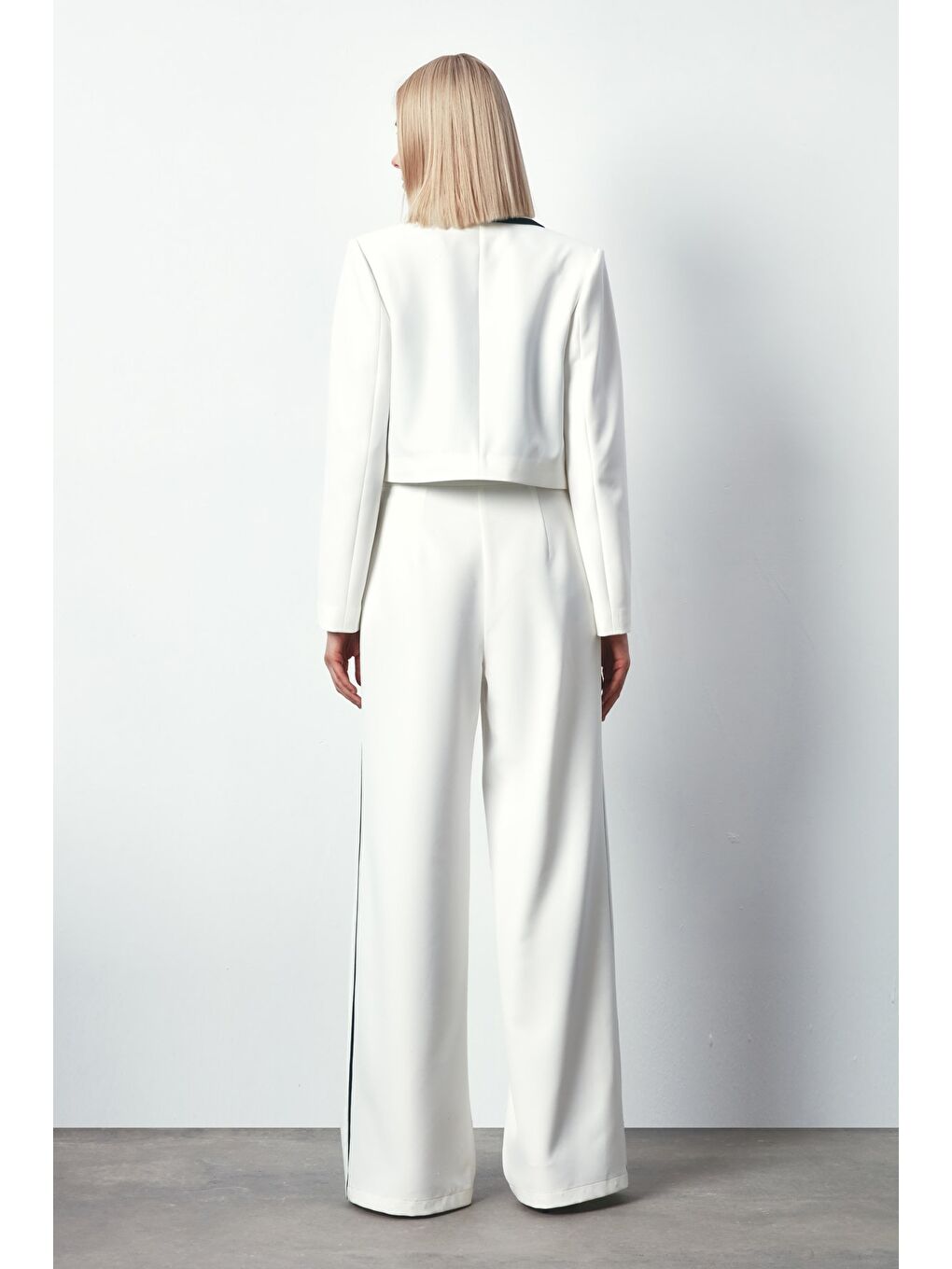 Kontrast Detaylı Kısa Ceket - Ekru-3