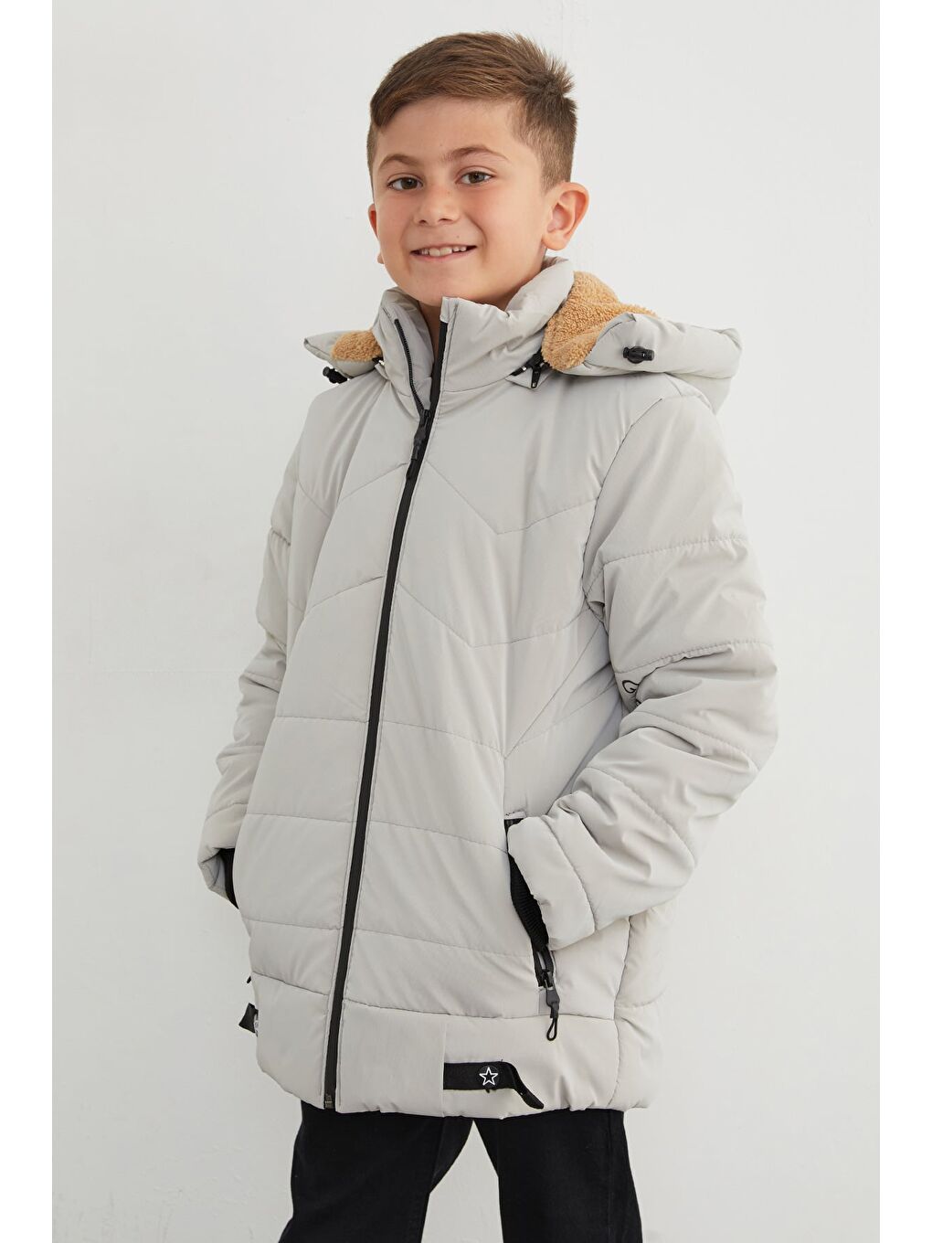 Gri Kolu Baskılı Fermuarlı Kapüşonlu Erkek Çocuk Mont