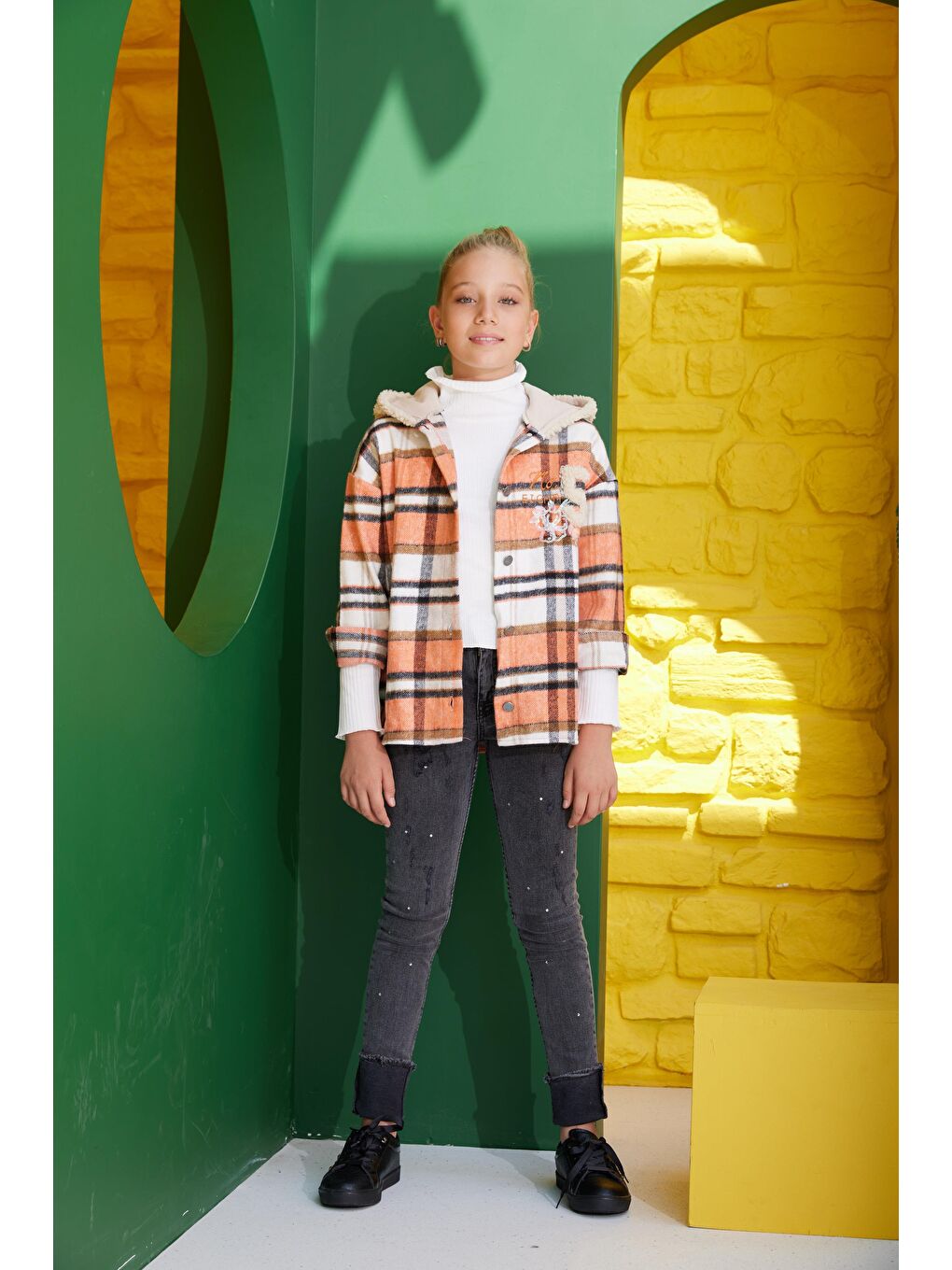 Siyah Kız Çocuk Dar Kalıp Yırtık Paça Yırtmaçlı Jean Pantolon