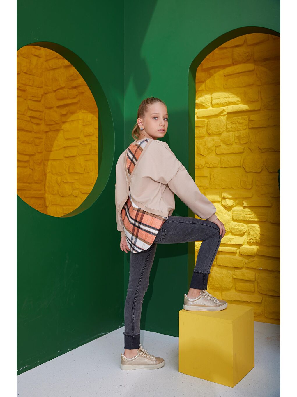 Siyah Kız Çocuk Dar Kalıp Yırtık Paça Yırtmaçlı Jean Pantolon-4