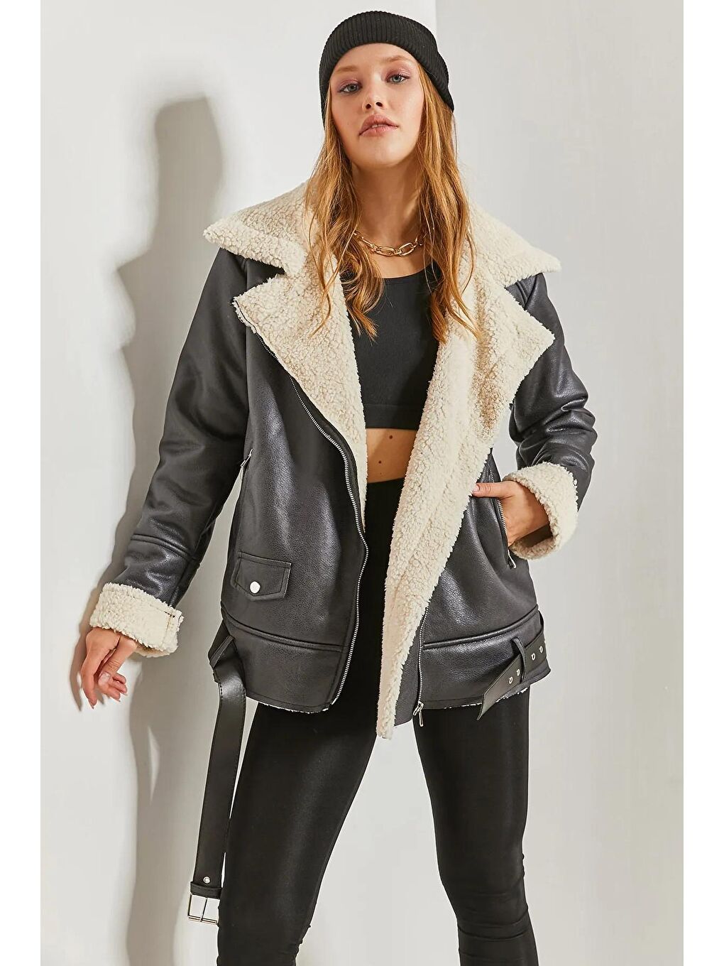 Siyah Kadın Kruvaze Yaka Kürklü Cep Detaylı Deri Mont