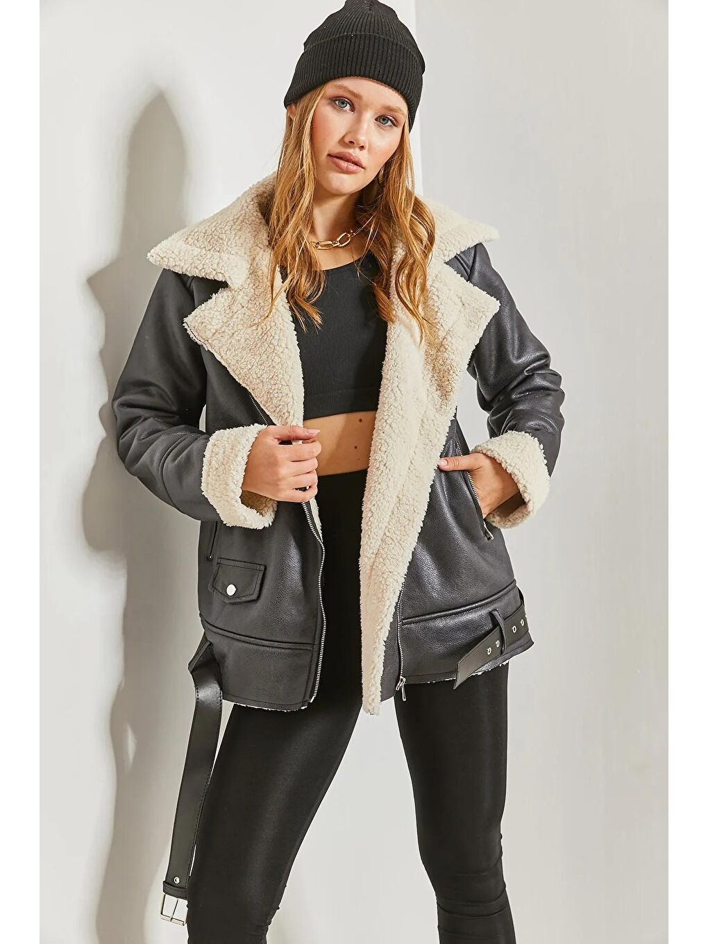 Siyah Kadın Kruvaze Yaka Kürklü Cep Detaylı Deri Mont-1