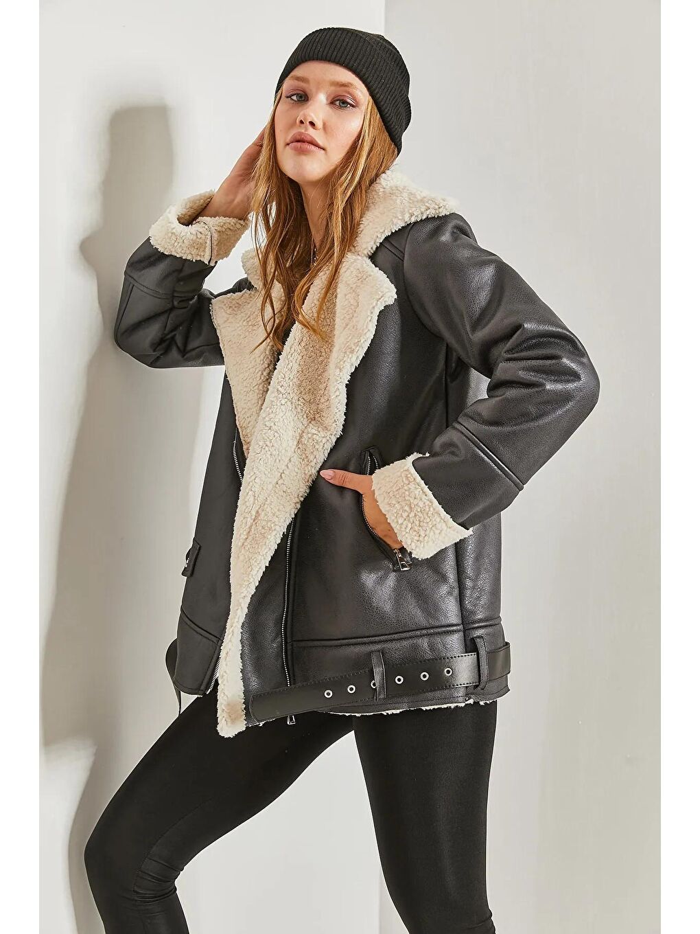 Siyah Kadın Kruvaze Yaka Kürklü Cep Detaylı Deri Mont-2