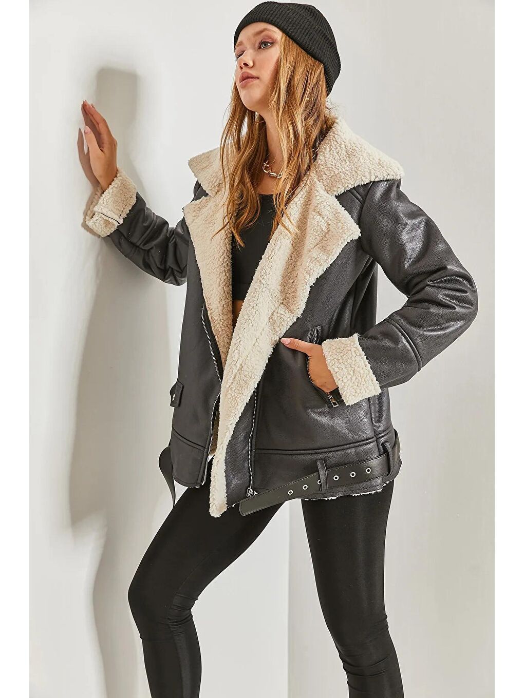 Siyah Kadın Kruvaze Yaka Kürklü Cep Detaylı Deri Mont-3