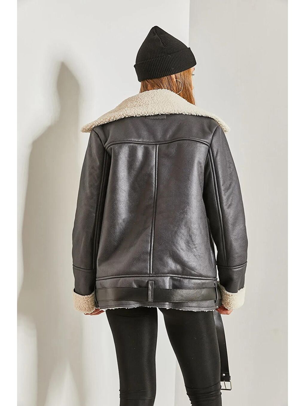 Siyah Kadın Kruvaze Yaka Kürklü Cep Detaylı Deri Mont-4