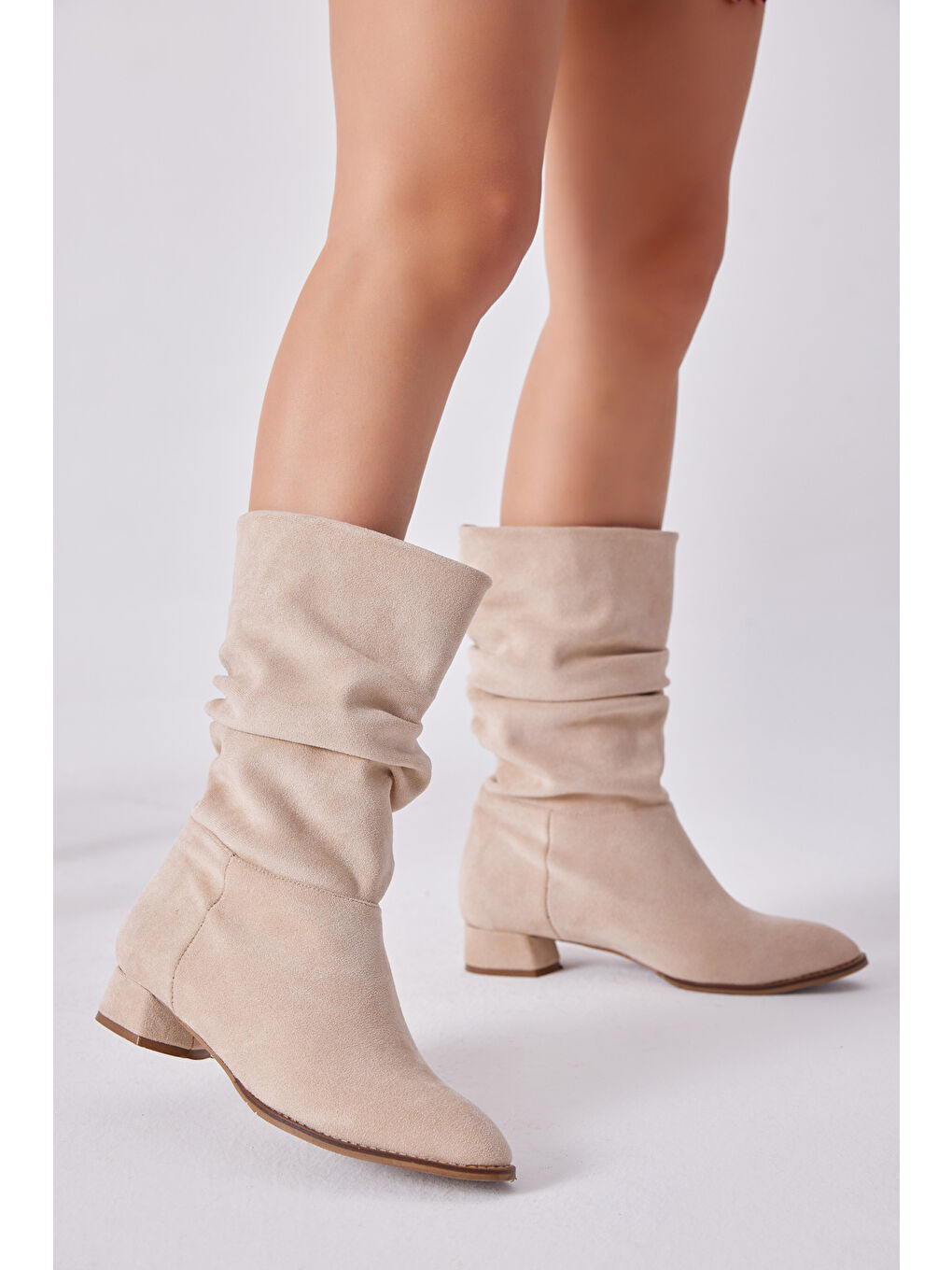 Kadın Bej Süet Rahat Kalıp Topuklu Çizme-1