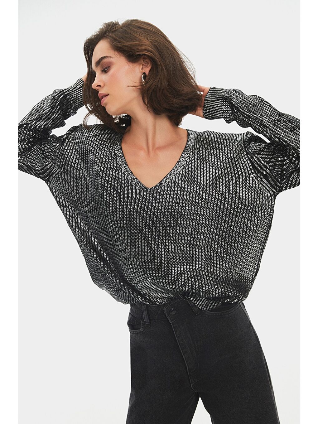 Siyah Kadın Geniş Kalıp V Yaka Varaklı Triko Kazak-3