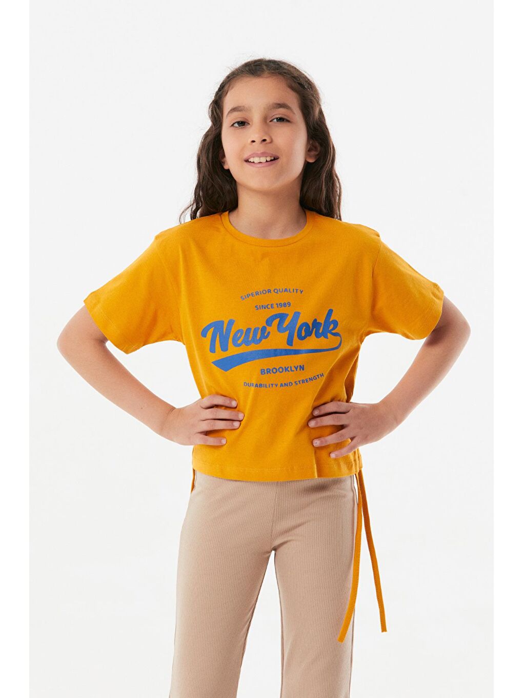 Sarı New York Baskılı Yanları Büzgülü Kız Çocuk Tişört