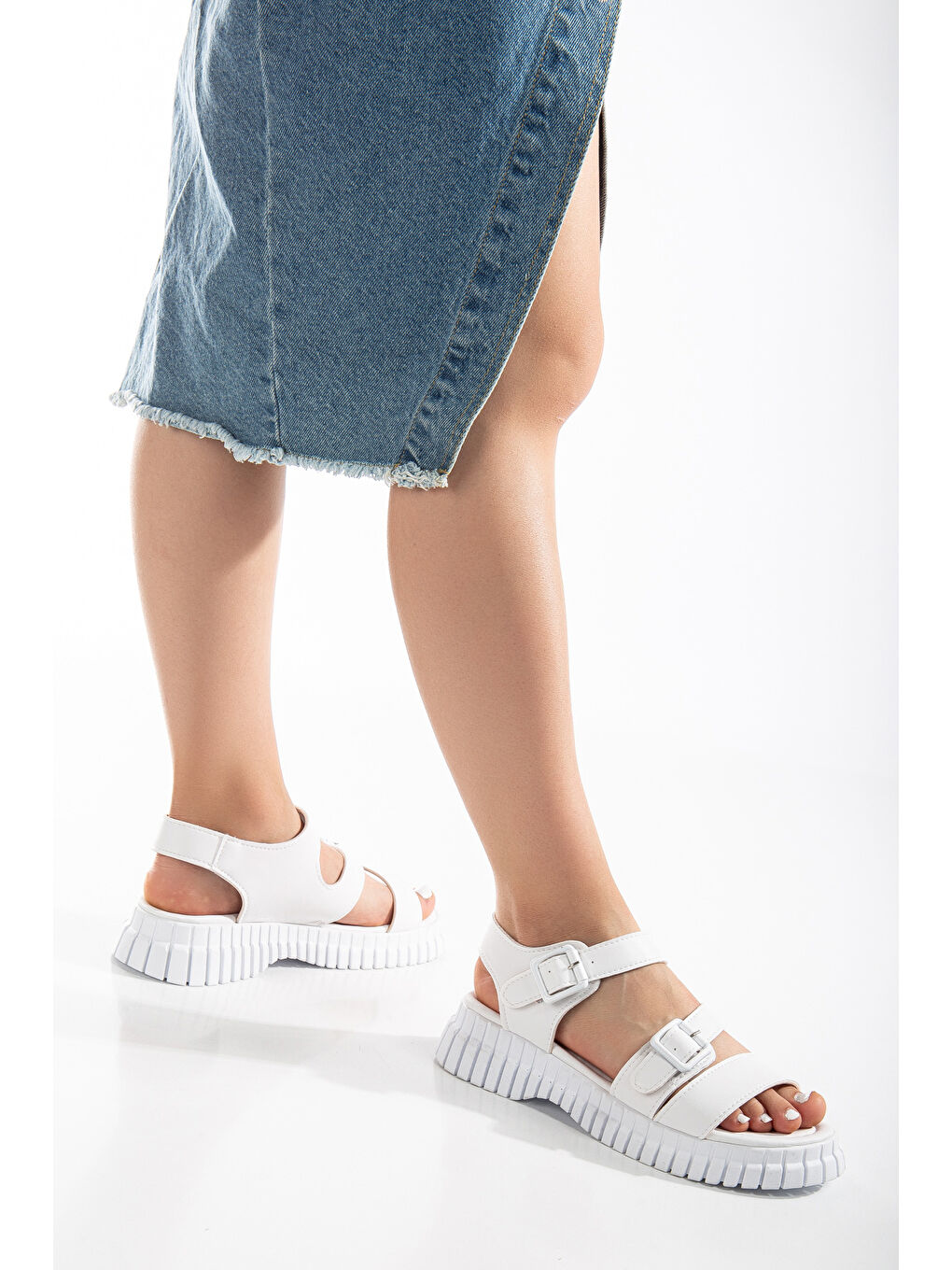 Kadın Beyaz Kalın Poli Taban Çift Tokalı Tek Bantlı Sandalet-1