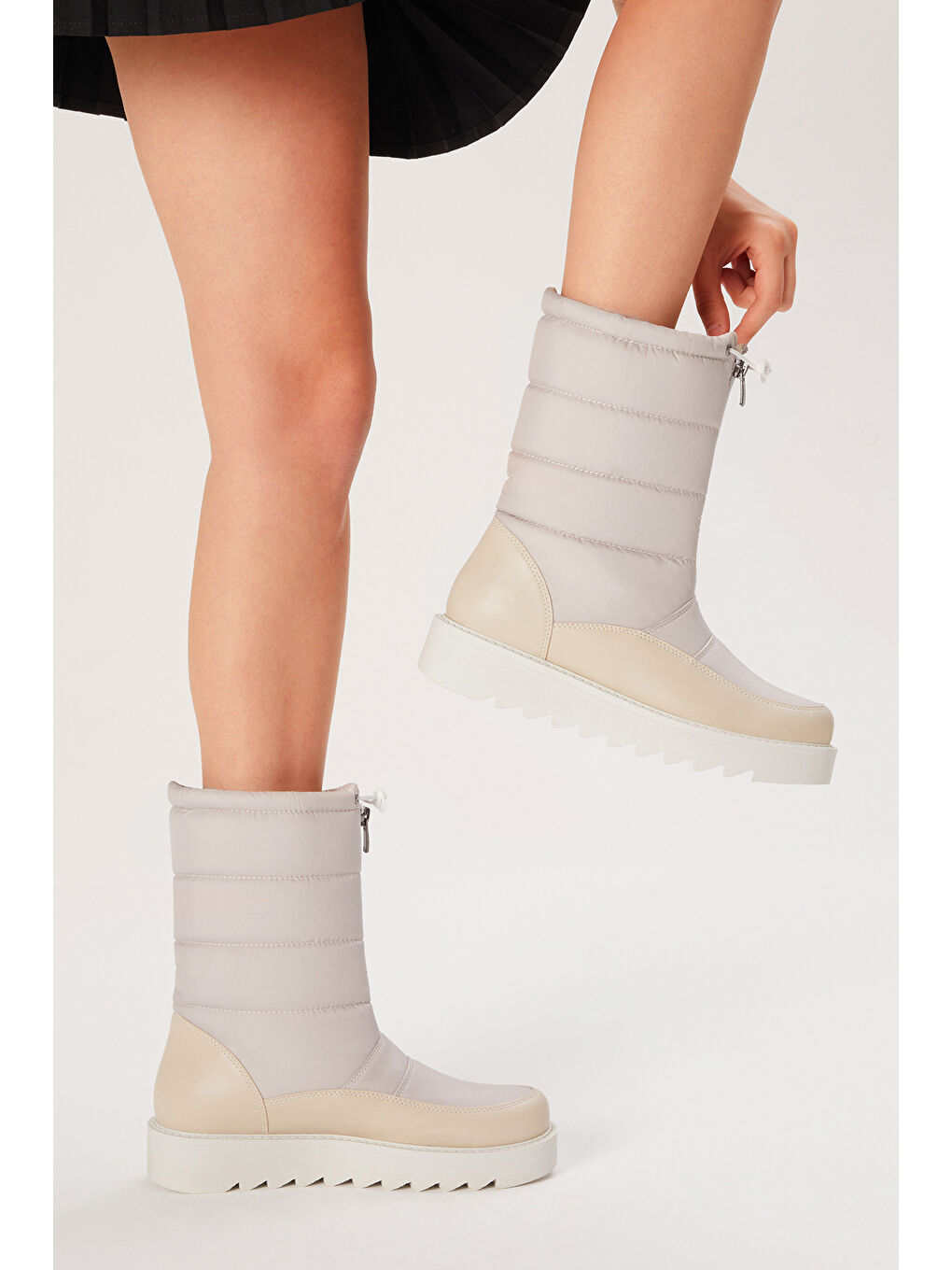 Bej Kadın Vizon Rahat Kalıp Önü Fermuarlı ve Lastikli İçi Kürklü Kar Botu