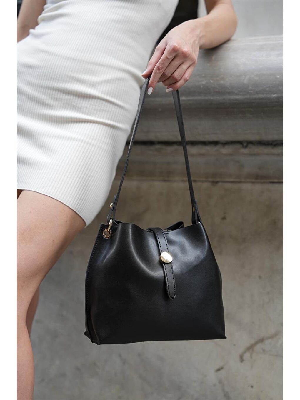 Aksesuar Detaylı Kol Çantası Siyah