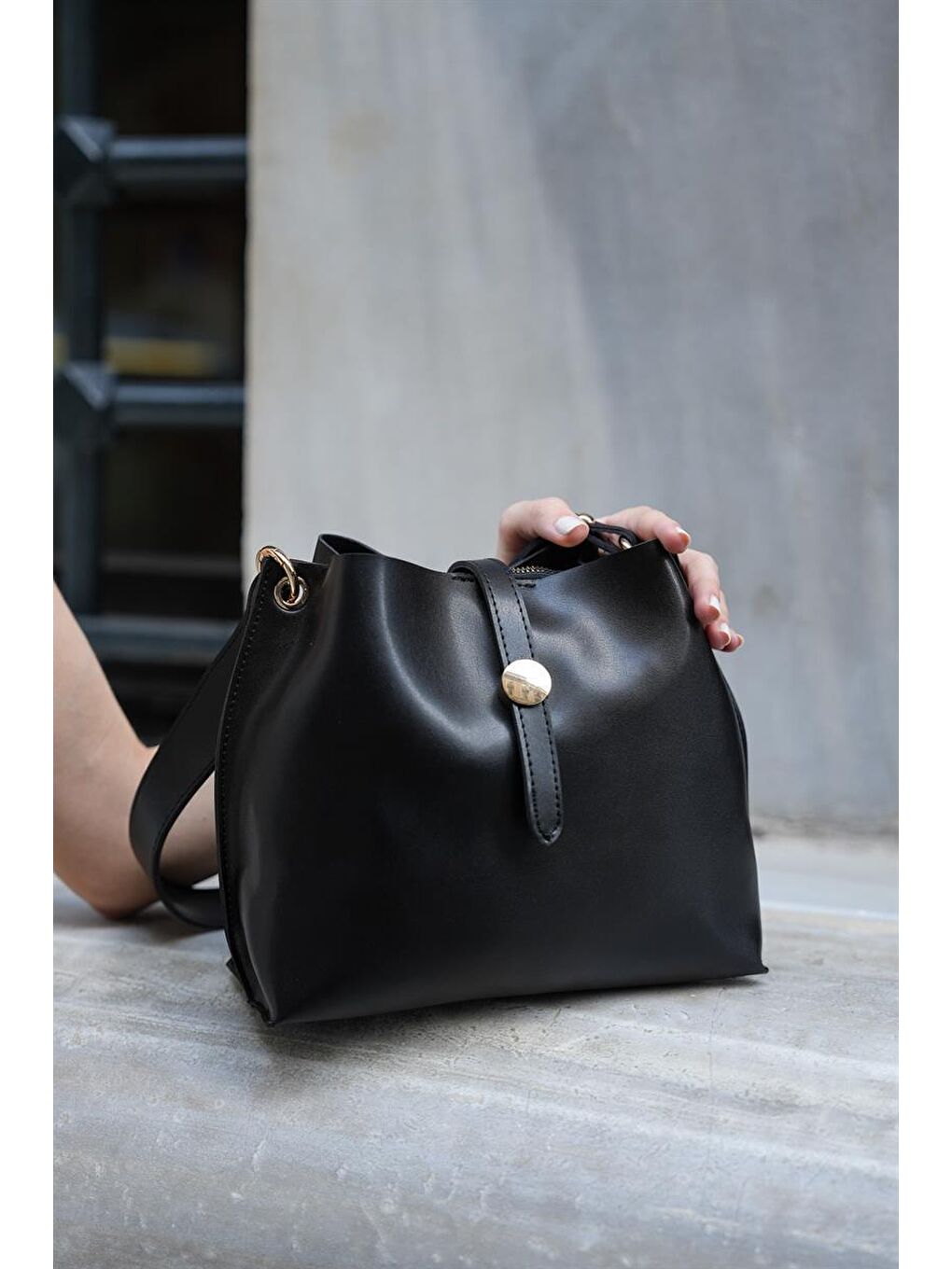 Aksesuar Detaylı Kol Çantası Siyah-3