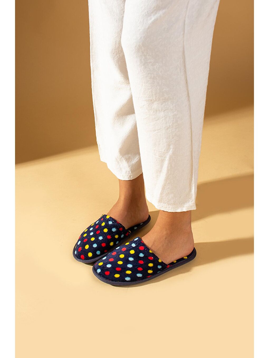 Siyah Sıcak Astar Puantiyeli Rahat Kalıp Kadın Ev Terliği BNK355