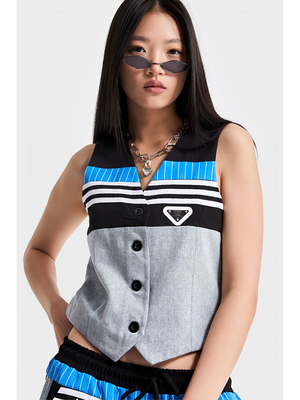 Kadın Mavi Renk Kumaş Denim Parçalı Önden Düğmeli Sıfır Kol Tasarım Denim Yelek