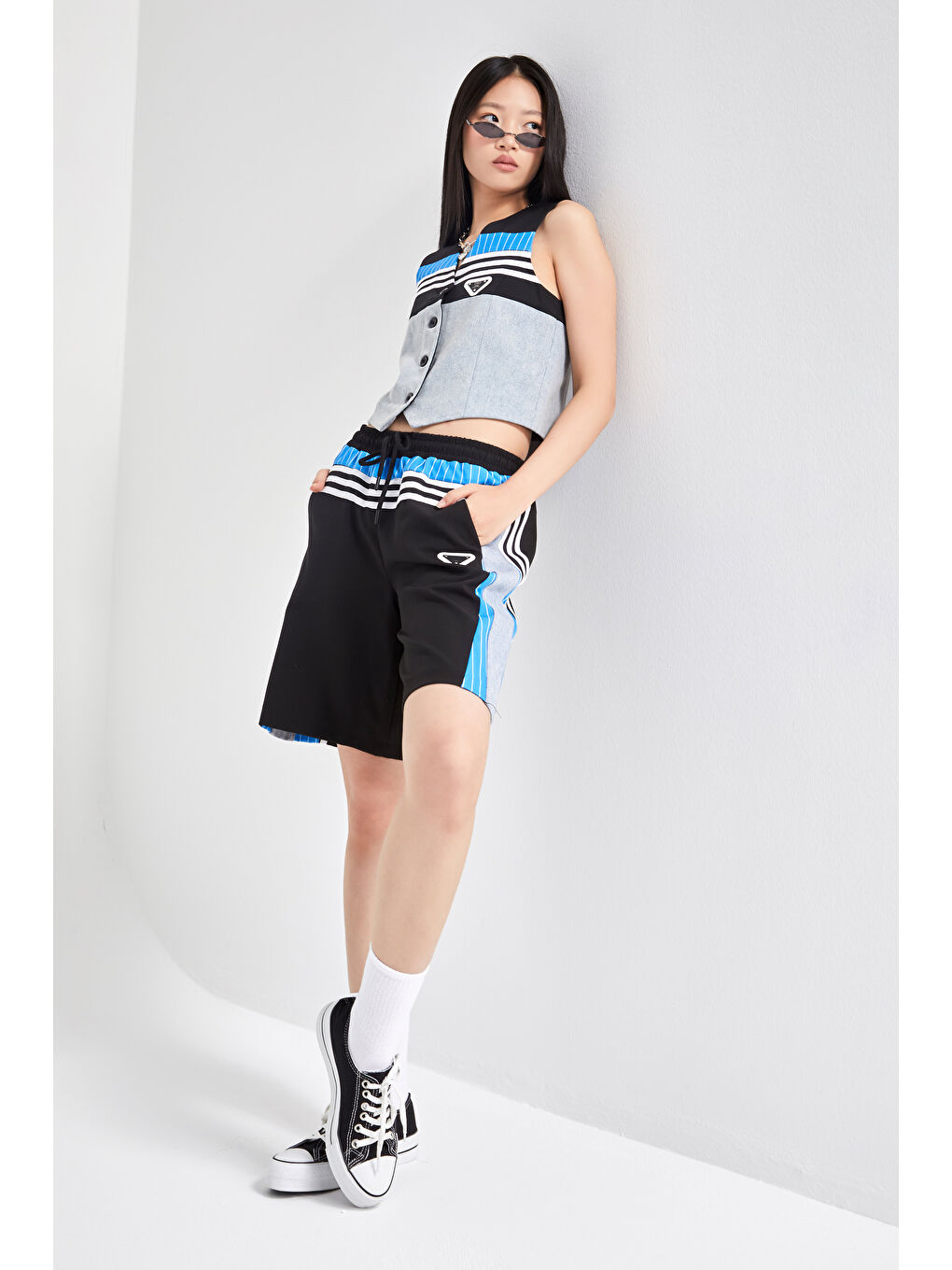 Kadın Mavi Renk Kumaş Denim Parçalı Önden Düğmeli Sıfır Kol Tasarım Denim Yelek-1