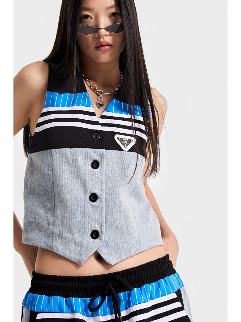 Kadın Mavi Renk Kumaş Denim Parçalı Önden Düğmeli Sıfır Kol Tasarım Denim Yelek-4