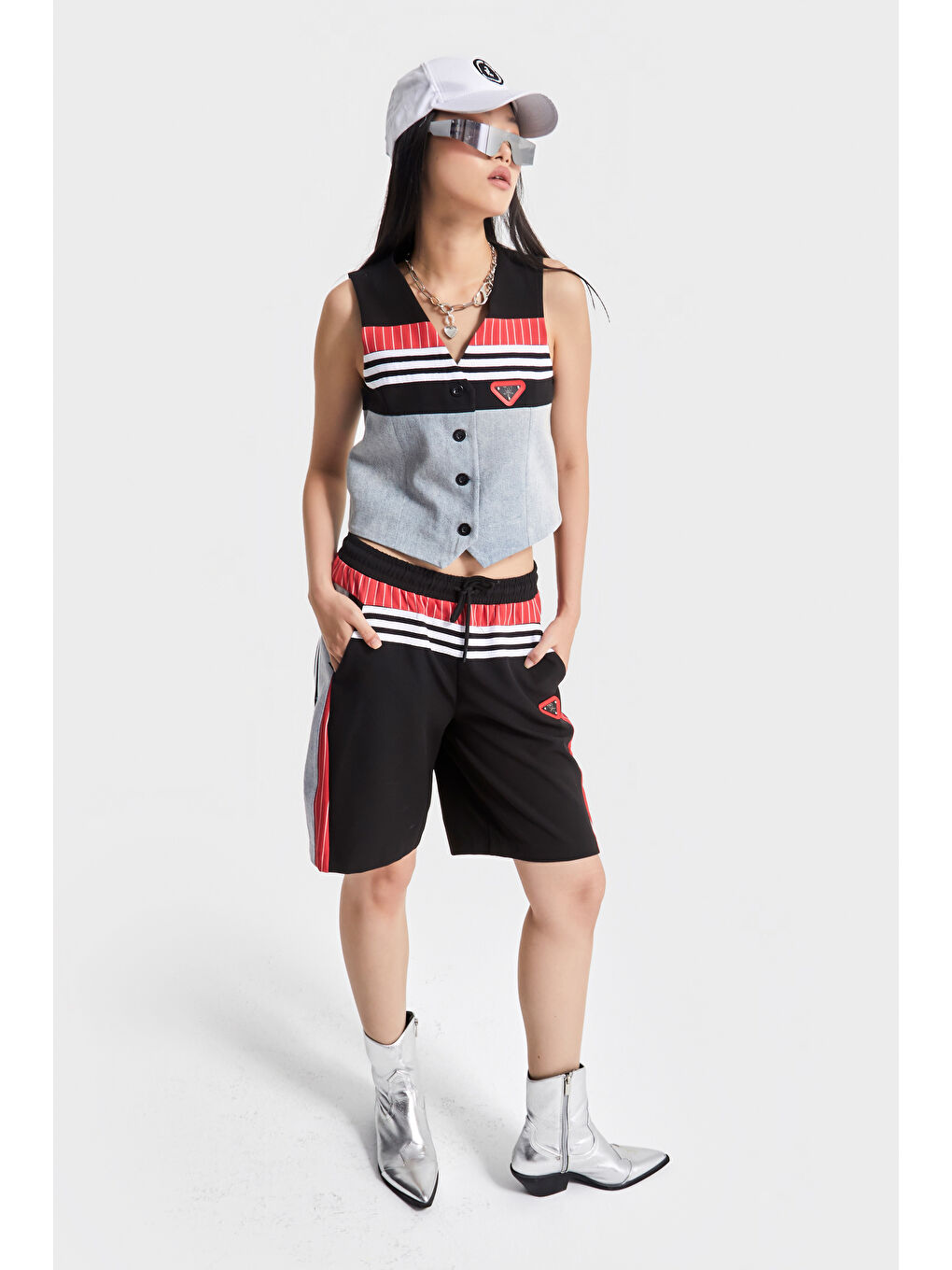 Kadın Kırmızı Renk Kumaş Denim Parçalı Önden Düğmeli Sıfır Kol Tasarım Denim Yelek-1