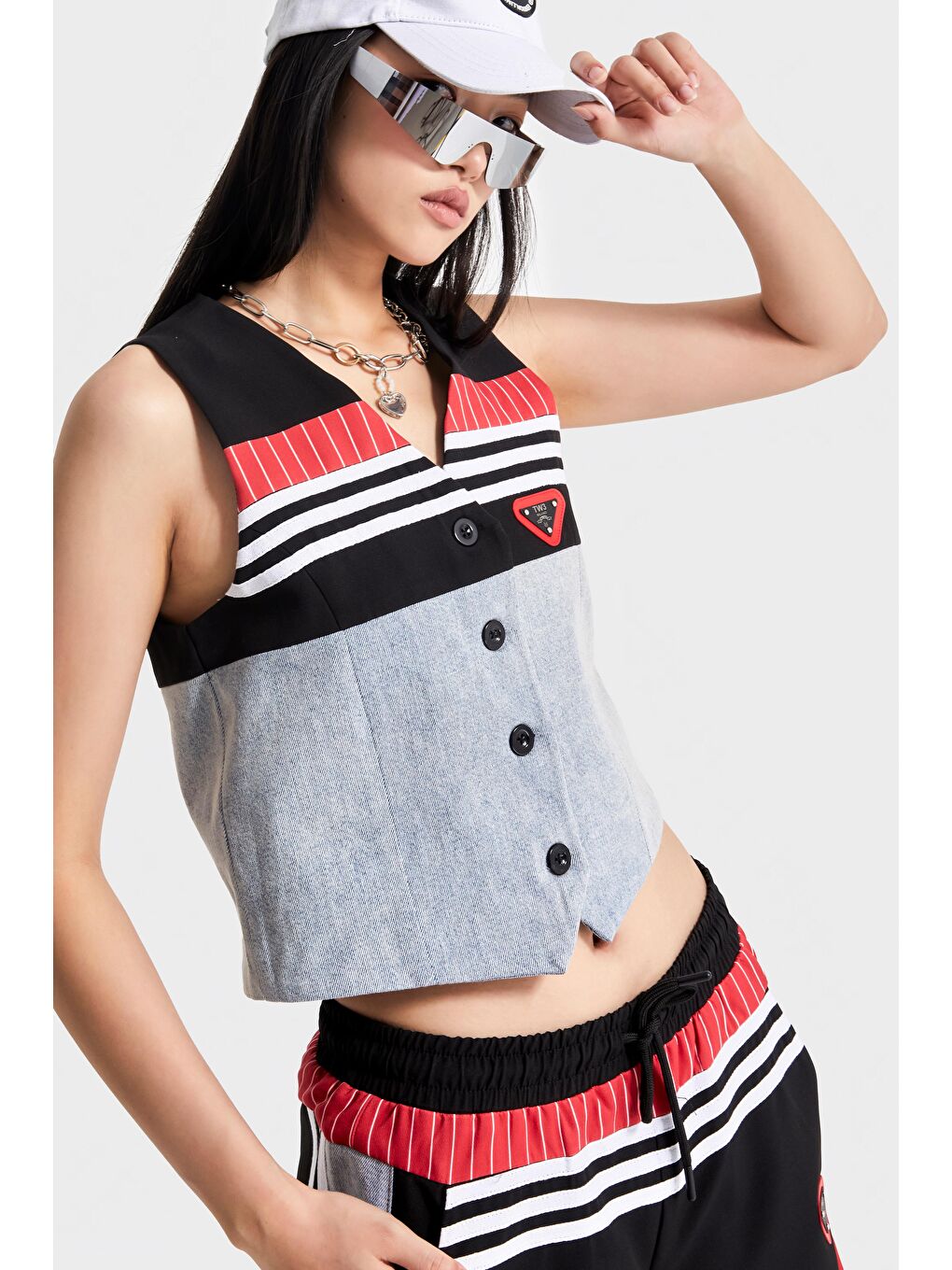 Kadın Kırmızı Renk Kumaş Denim Parçalı Önden Düğmeli Sıfır Kol Tasarım Denim Yelek-3