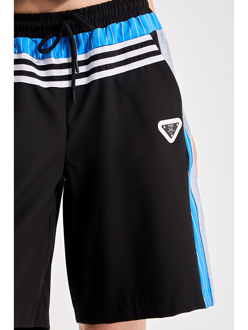 Kadın Mavi Renk Denim Kumaş Parçalı Maksi Boy Şerit Detaylı Tasarım Şort-2