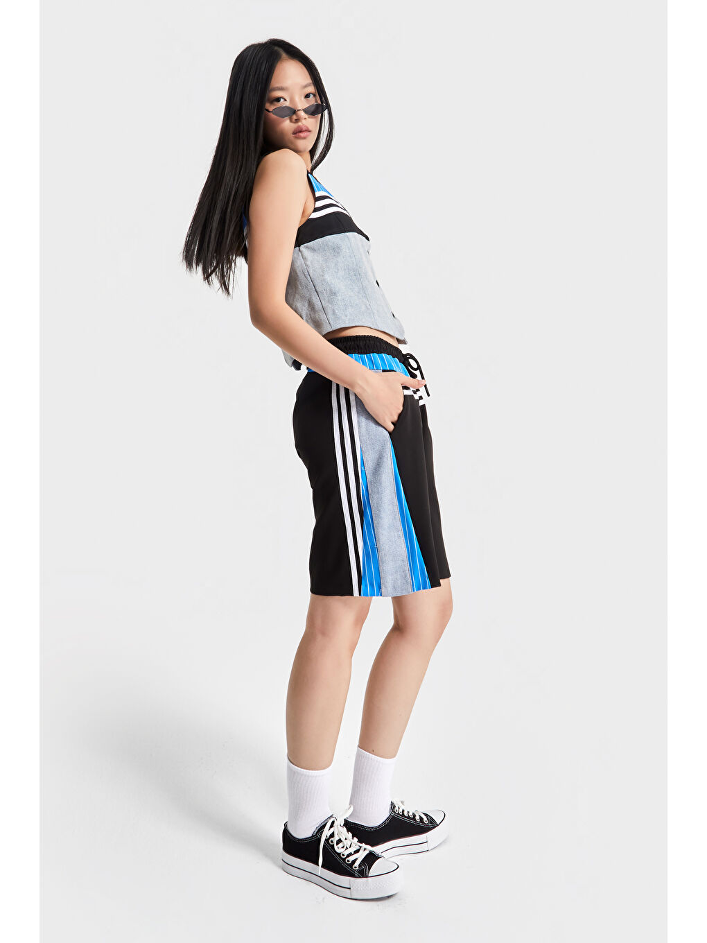 Kadın Mavi Renk Denim Kumaş Parçalı Maksi Boy Şerit Detaylı Tasarım Şort-3