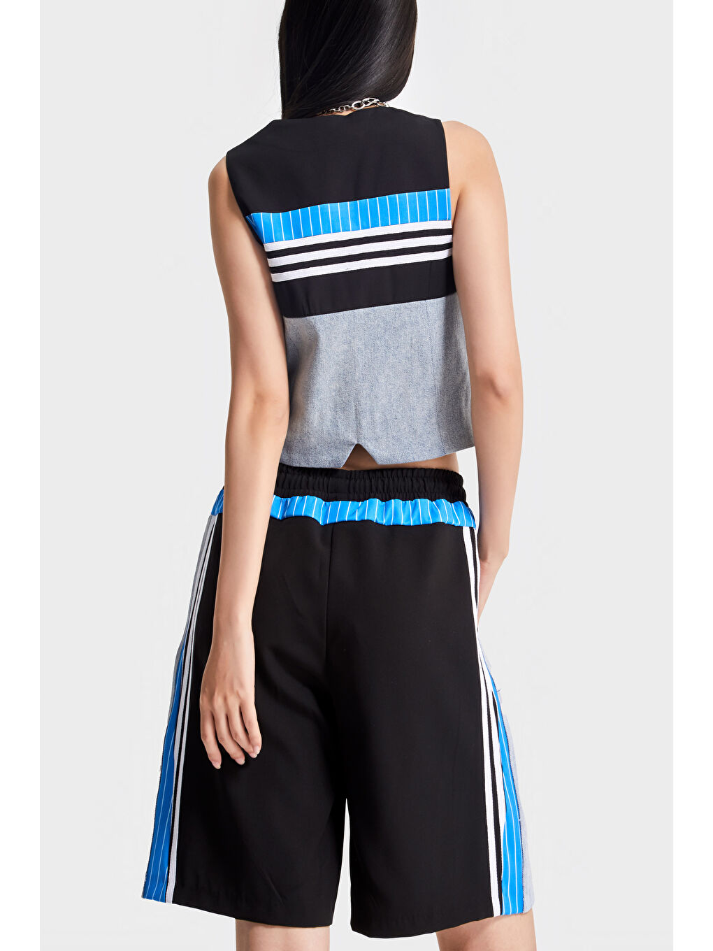 Kadın Mavi Renk Denim Kumaş Parçalı Maksi Boy Şerit Detaylı Tasarım Şort-4